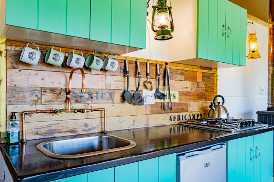 boutique-glamping-kitchen-at-africamps-at-pat-busch-robertson
